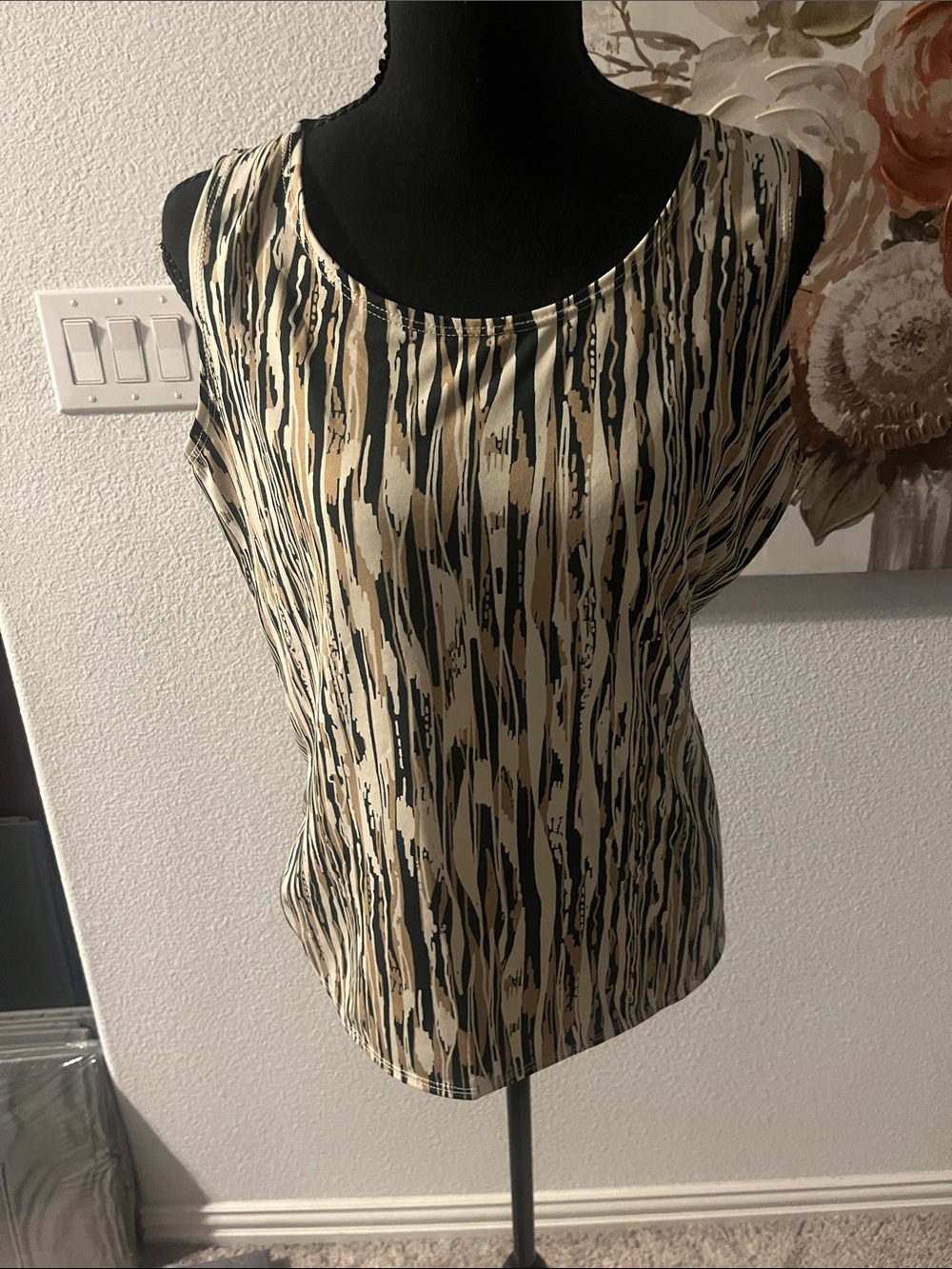 Size medium Sleeveless Beige and Black Printed Shell Top